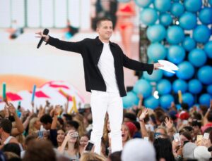 Ngôi sao nhạc pop biểu diễn quốc ca tại Super Bowl