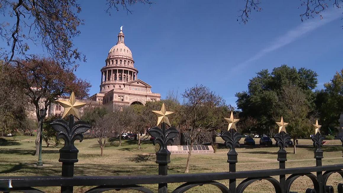 Tòa án liên bang ngăn chặn Texas sử dụng bản đồ Quốc hội mới 1 2025 texas capitol beauty shots flag half staff 00.03.28.26