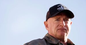 Bộ Quốc phòng Hoa Kỳ điều tra Thượng Nghị Sĩ Mark Kelly về cáo buộc sai phạm