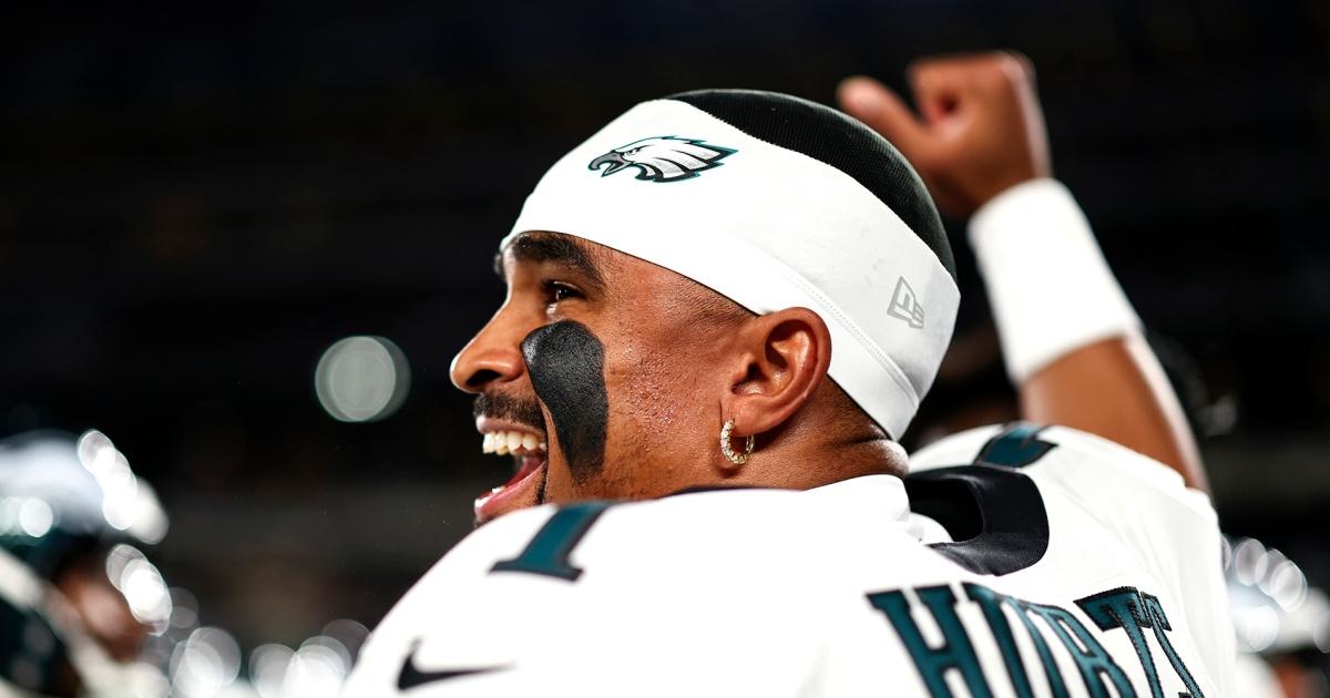 Mùa giải NFL 2025: Cân bằng là xu hướng chung, ngoại trừ một khu vực. 1 251106 jalen hurts lr 9cecb4