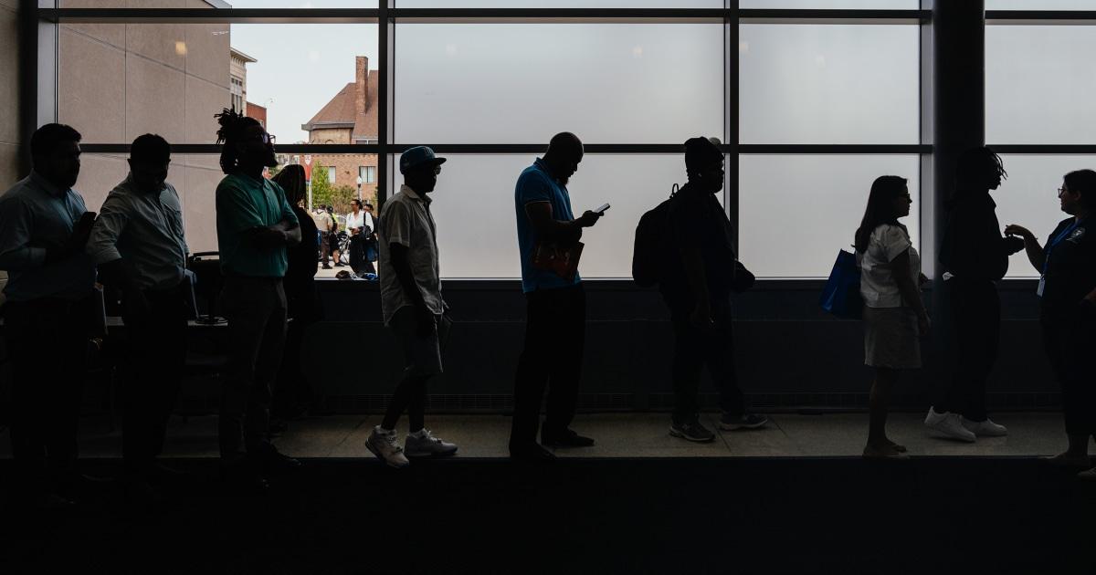 Tổng Thống Donald Trump đạt thỏa thuận giảm giá thuốc giảm cân 1 251106 job fair mb 1312 df5e8c