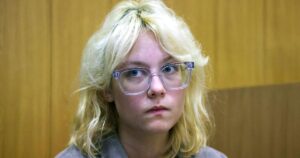 Thiếu nữ nhạc sĩ đường phố trở thành biểu tượng chống đàn áp của Kremlin 20 Thiếu nữ nhạc sĩ đường phố trở thành biểu tượng chống đàn áp của Kremlin