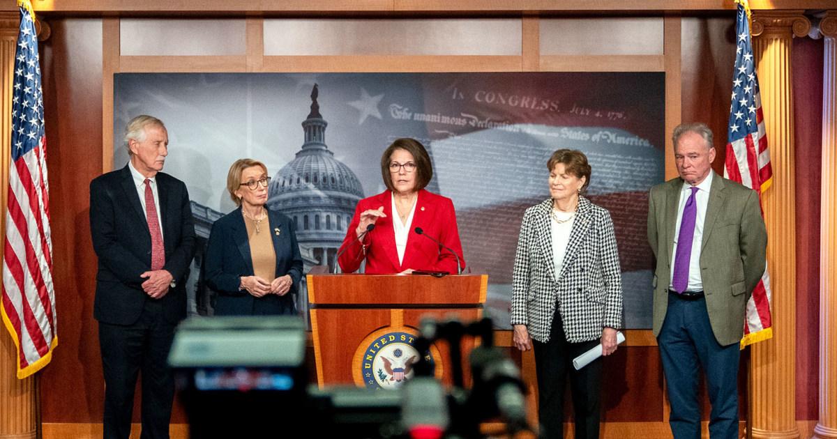 Dân Chủ Phản Đối Sau Khi 8 Thượng Nghị Sĩ Đạt Thỏa Thuận Chấm Dứt Đóng Cửa Chính Phủ Mà Không Kèm Quỹ ACA 1 251110 senators rs 7d9ccb