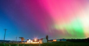 Bão từ trường gây ra cực quang rực rỡ trên bầu trời nước Mỹ