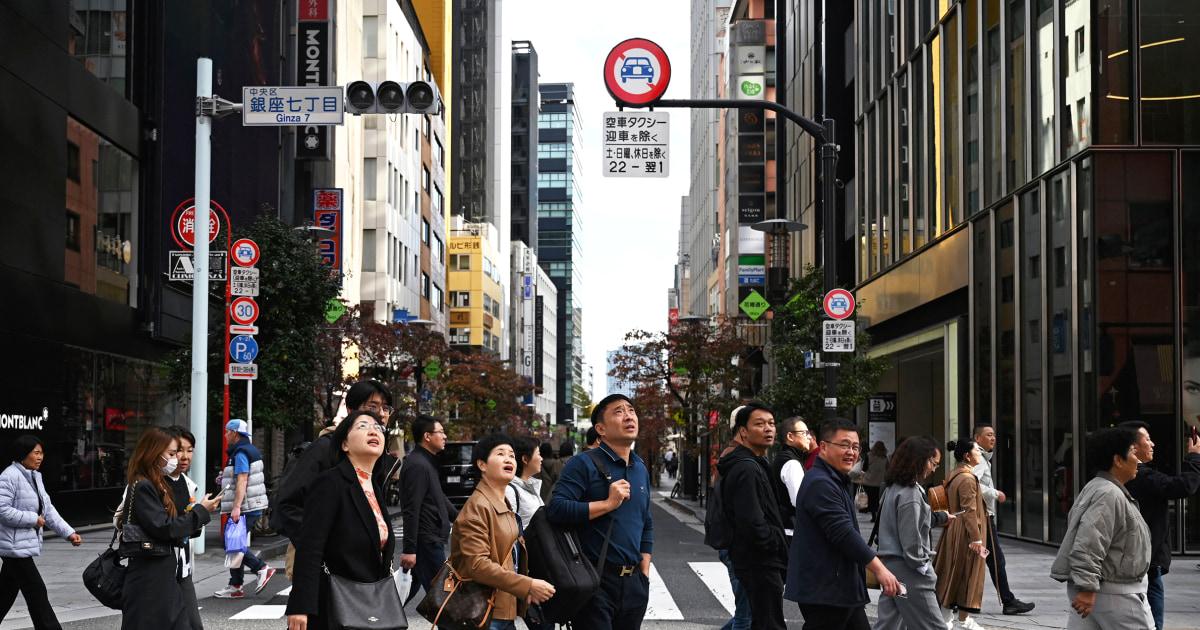 251118 chinese tourists rs ea3359 1