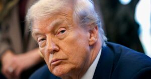 Tổng Thống Trump: 'Không dọa chết' dân biểu Dân chủ bị cáo buộc 'hành vi phản loạn' 31 Tổng Thống Trump: ‘Không dọa chết’ dân biểu Dân chủ bị cáo buộc ‘hành vi phản loạn’