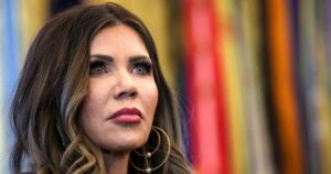 Bộ trưởng An ninh Nội địa Kristi Noem là người đưa ra quyết định cuối cùng về chuyến bay trục xuất, theo Bộ Tư pháp 11 Bộ trưởng An ninh Nội địa Kristi Noem là người đưa ra quyết định cuối cùng về chuyến bay trục xuất, theo Bộ Tư pháp