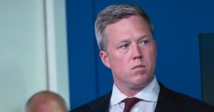 Bộ Trưởng Lục Quân Hoa Kỳ cảnh báo Ukraine về thất bại sắp xảy ra khi thúc đẩy kế hoạch hòa bình ban đầu 17 Bộ Trưởng Lục Quân Hoa Kỳ cảnh báo Ukraine về thất bại sắp xảy ra khi thúc đẩy kế hoạch hòa bình ban đầu