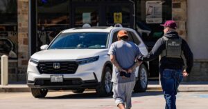 Cảnh sát Texas đối mặt với lựa chọn khó khăn về hợp tác với ICE 17 Cảnh sát Texas đối mặt với lựa chọn khó khăn về hợp tác với ICE