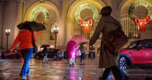 Du Khách Lễ Tạ Ơn Đối Mặt Bão Tuyết, Gió Mạnh và Tuyết Dày