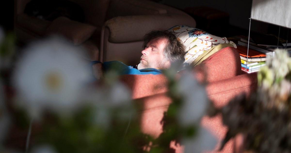 Du lịch Mỹ mùa lễ hội: Ít khách Canada, 'cắm trại' tại nhà bạn bè nhiều hơn 1 251127 couch surfing mb 1412 15cb17