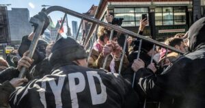 Dân biểu tình chặn xe đặc vụ Mỹ tại New York 15 Dân biểu tình chặn xe đặc vụ Mỹ tại New York