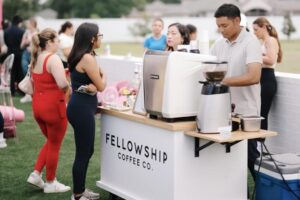 Cặp Đôi tại Houston Kết Hợp Tinh Hoa Cà Phê Thủ Công và Gắn Kết Cộng Đồng