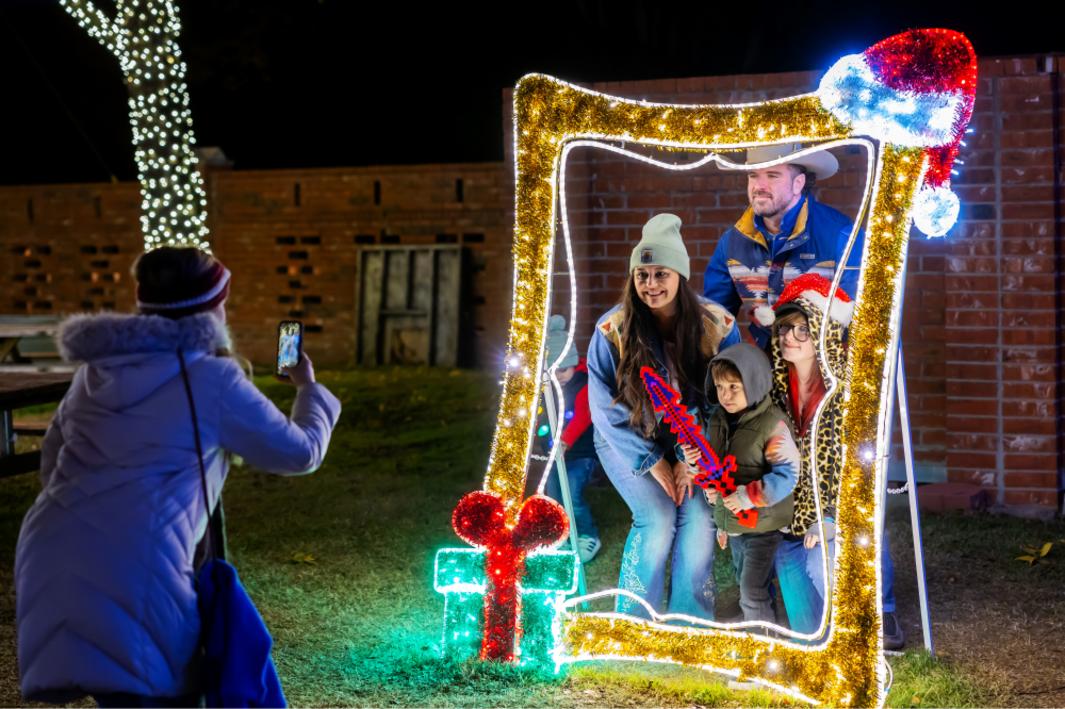 Thưởng thức mùa lễ hội tại Heritage Farmstead: Lights on the Farm 1 394701