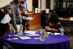 Hệ thống Lamar CISD Kết Nối Các Tổ Chức Hỗ Trợ Học Sinh Khuyết Tật Sau Tốt Nghiệp 10 Hệ thống Lamar CISD Kết Nối Các Tổ Chức Hỗ Trợ Học Sinh Khuyết Tật Sau Tốt Nghiệp