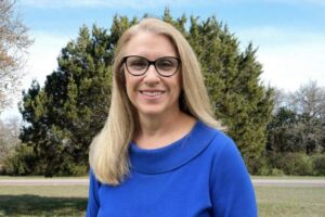 Ủy viên Quận Wilco Cynthia Long Nhìn Lại 20 Năm Phục Vụ