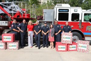 The Woodlands: Tổ chức quyên góp thực phẩm, đồ chơi mùa lễ