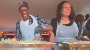 Laugh Factory tiếp tục phục vụ những bữa ăn ngon và nụ cười trong ngày Lễ Tạ Ơn 18 Laugh Factory tiếp tục phục vụ những bữa ăn ngon và nụ cười trong ngày Lễ Tạ Ơn