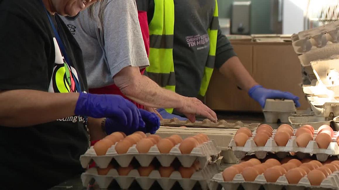 Tổng Thống Donald Trump Bị Ra Lệnh Cung Cấp Đầy Đủ Trợ Cấp Thực Phẩm SNAP 1 4 alameda food bank 2 00.00.28.16