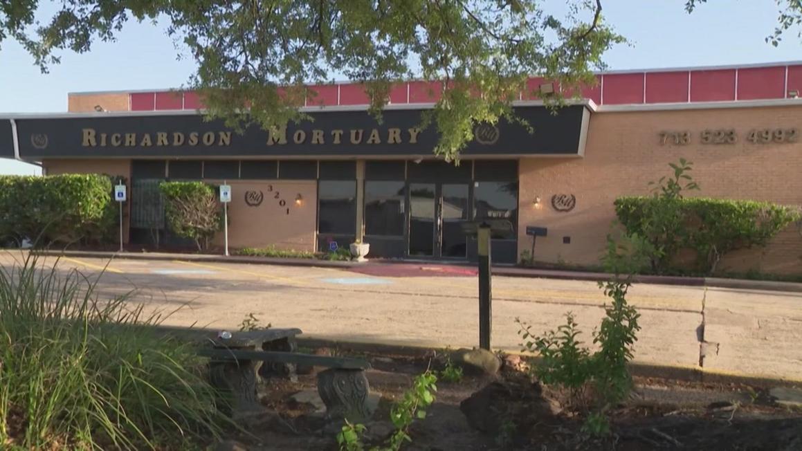 Cảnh sát Houston truy tìm thân nhân của 57 di hài vô chủ tại nhà quàn Richardson 1 411e01b4 85a1 4036 8e91
