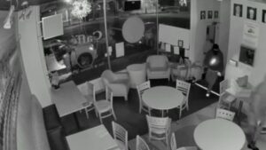 Video giám sát ghi lại cảnh chủ quán trốn khi trộm đột nhập tiệm cà phê ở Lafayette 19 Video giám sát ghi lại cảnh chủ quán trốn khi trộm đột nhập tiệm cà phê ở Lafayette