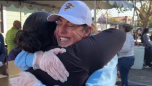 Vùng Vịnh: Cư dân nhận quà thực phẩm mùa lễ