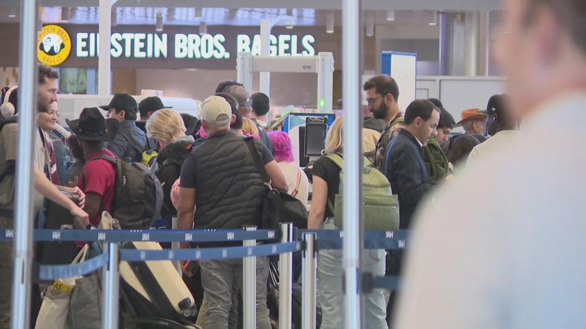 Hoạt động hàng không có thể bị gián đoạn nhiều tuần sau khi chính phủ tái hoạt động 1 4d218b2b e1f8 4ab9 a757