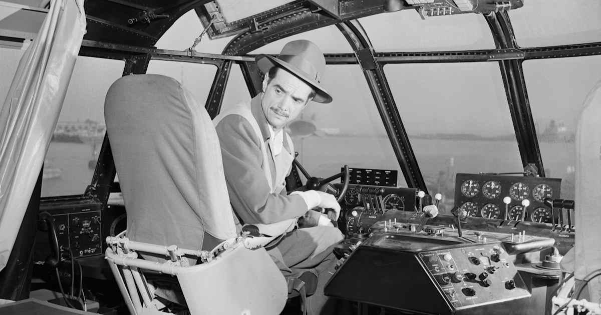 11-02-1947: Chiếc "Spruce Goose" của Howard Hughes thực hiện chuyến bay đầu tiên 1 11-02-1947: Chiếc “Spruce Goose” của Howard Hughes thực hiện chuyến bay đầu tiên