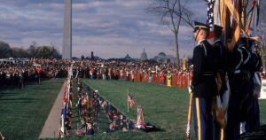 11-13-1982: Tưởng Niệm Chiến Sĩ Việt Nam Dũng Cảm Được Khánh Thành