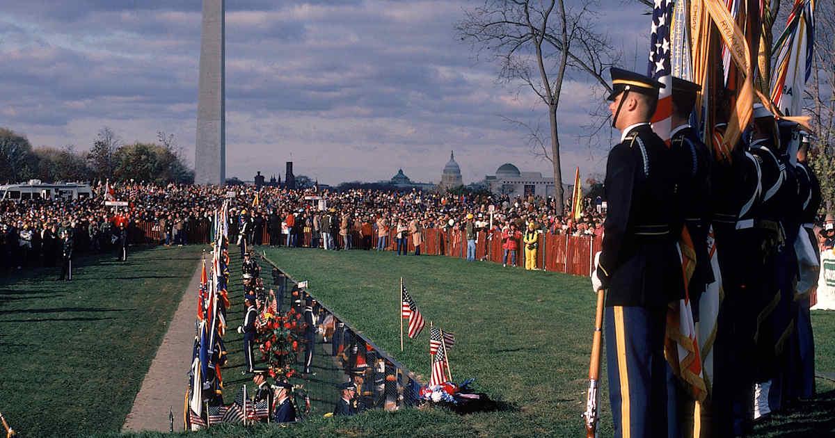 11-13-1982: Tưởng Niệm Chiến Sĩ Việt Nam Dũng Cảm Được Khánh Thành 1 72382576 mb15wy