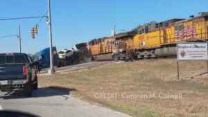 Tàu hỏa đâm xe đầu kéo chở xe hơi ở Texas, không có thương vong 3 Tàu hỏa đâm xe đầu kéo chở xe hơi ở Texas, không có thương vong