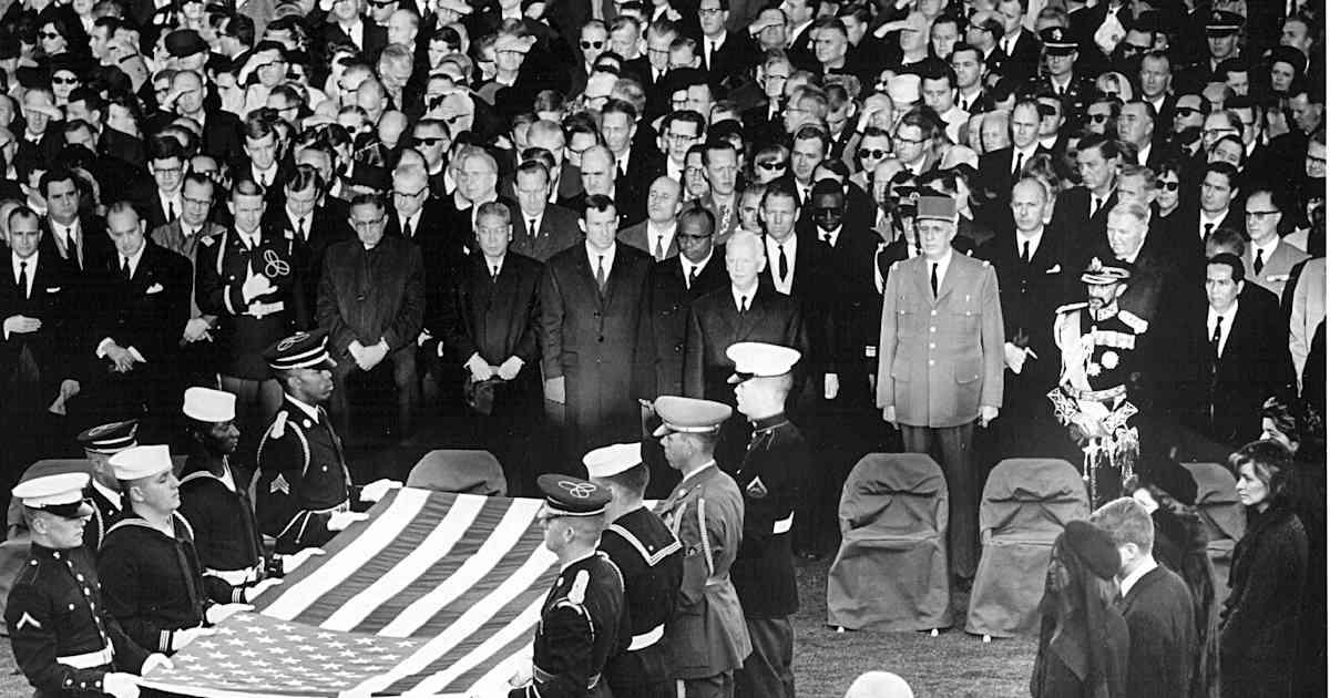 11-25-1963: Tổng thống John F. Kennedy an nghỉ tại Nghĩa trang Quốc gia Arlington 1 808339 uejefm