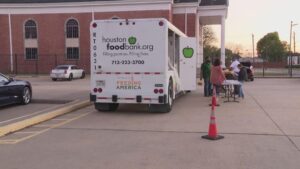 Trạm lương thực di động ở Houston hỗ trợ nhân viên liên bang gặp khó khăn sau lệnh đóng cửa chính phủ 4 Trạm lương thực di động ở Houston hỗ trợ nhân viên liên bang gặp khó khăn sau lệnh đóng cửa chính phủ