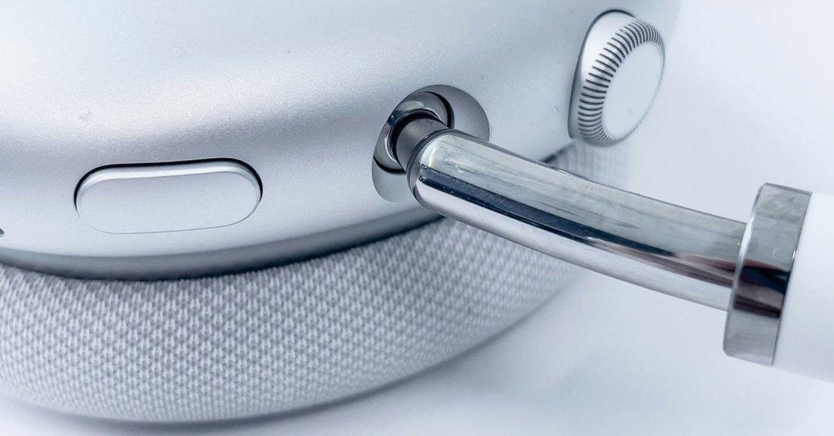 AirPods Max suffering the three amber lights of death