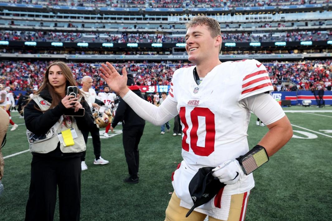 Báo cáo chấn thương 49ers trước trận gặp Rams: Mac Jones tiếp tục đá chính, Ricky Pearsall vẫn vắng mặt 1 BNG L 49ERS 1103 18