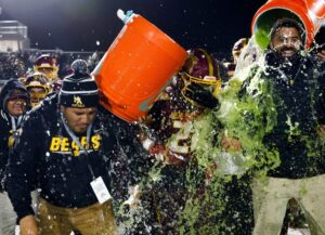 Menlo-Atherton tiếp tục mạch thắng cuối mùa với chức vô địch CCS 18 Menlo-Atherton tiếp tục mạch thắng cuối mùa với chức vô địch CCS