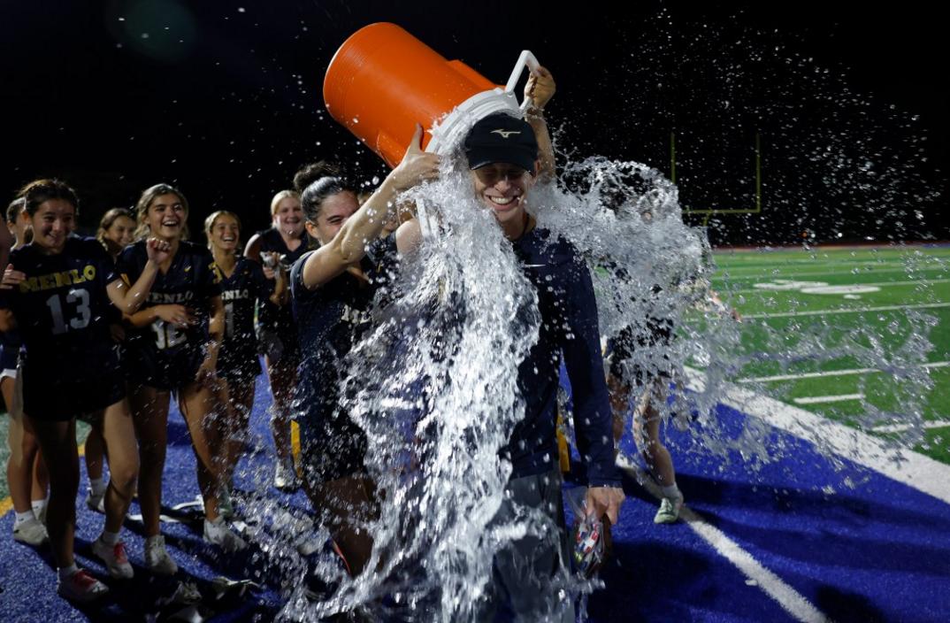 ‘Chúng ta muốn giỏi’: 3 năm chuẩn bị, chức vô địch CCS Open đầu tiên của bóng đá bầu dục Menlo 1 BNG L CCSOPENFLAG 1108 1