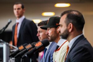 Điều Gì Chờ Đợi SF Giants Sau Khi Thuê Vitello?