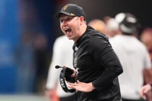 Hộp thư Thể thao: Các đội Big 12 cũ bị vạch trần, các trận đấu đêm của Big Ten, Pac-12 mới và cũ, tìm kiếm huấn luyện viên của Cal và nhiều điều khác