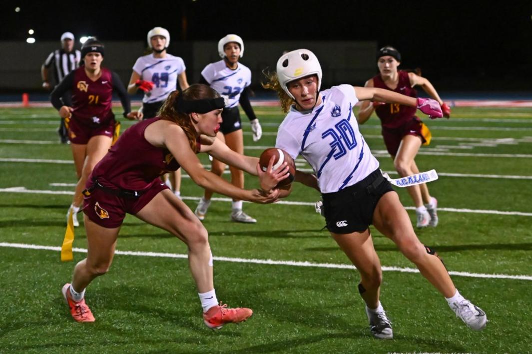 Cardinal Newman Vượt Qua Acalanes để Vô Địch Giải Bóng Bầu Dục 1 BNG L NCSFLAG 1106 06