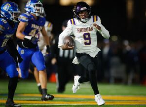 Ngôi sao Riordan tỏa sáng trong trận đấu bóng bầu dục 12 Ngôi sao Riordan tỏa sáng trong trận đấu bóng bầu dục