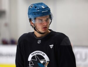 San Jose Sharks quyết định giữ chân triển vọng phòng ngự hàng đầu 4 San Jose Sharks quyết định giữ chân triển vọng phòng ngự hàng đầu