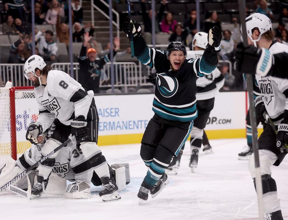San Jose Sharks đặt Jeff Skinner vào danh sách chấn thương, gọi trung phong từ Barracuda 1 BNG L SHARKS 1029 26