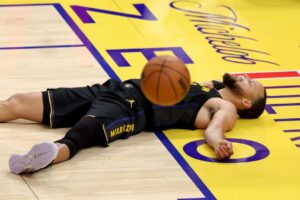 Tốc độ NBA tăng nhanh, Warriors tìm cách giữ sức cho các ngôi sao