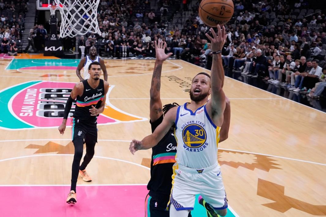 Phân tích nhanh Warriors: Steph Curry vượt trội Wembanyama, thay đổi đội hình 'triệt để' mang lại hiệu quả 1 BNG L WARRIORS 1113 e62d8b