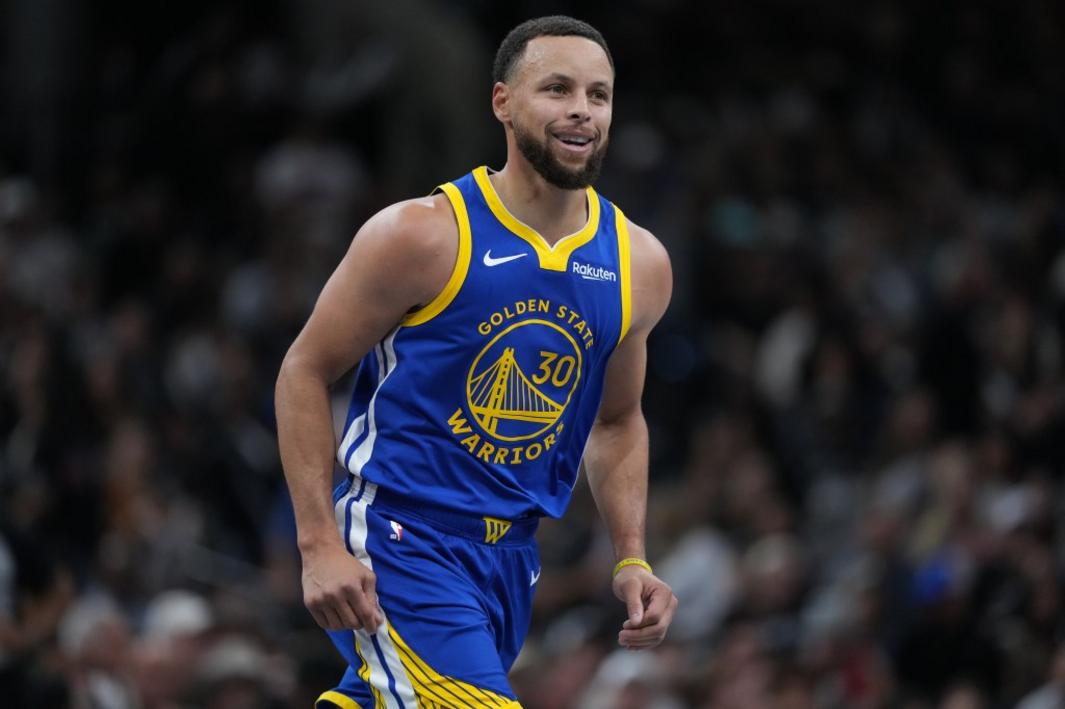 Phân tích nhanh Warriors: Steph Curry san bằng kỷ lục của Michael Jordan trong chiến thắng trước Spurs 1 BNG L WARRIORS 1115 fd3d91
