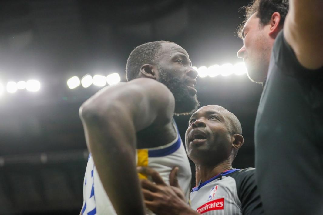 Draymond Green bị cảnh cáo vì đối đầu fan 1 BNG L WARRIORS 1117