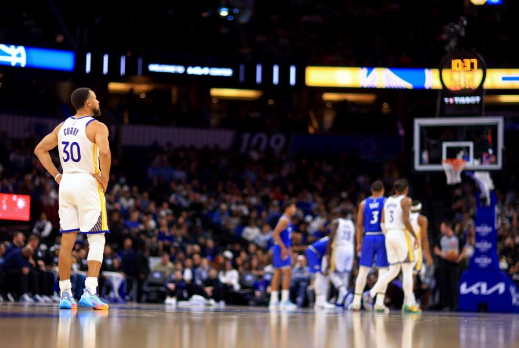Steph Curry vượt huyền thoại ghi điểm dù bị đau mắt cá 1 BNG L WARRIORS 1119 e15445