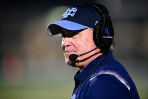 Vinh dự trọn đời: HLV bóng bầu dục kỳ cựu Valley Christian Mike Machado giải nghệ 2 Vinh dự trọn đời: HLV bóng bầu dục kỳ cựu Valley Christian Mike Machado giải nghệ