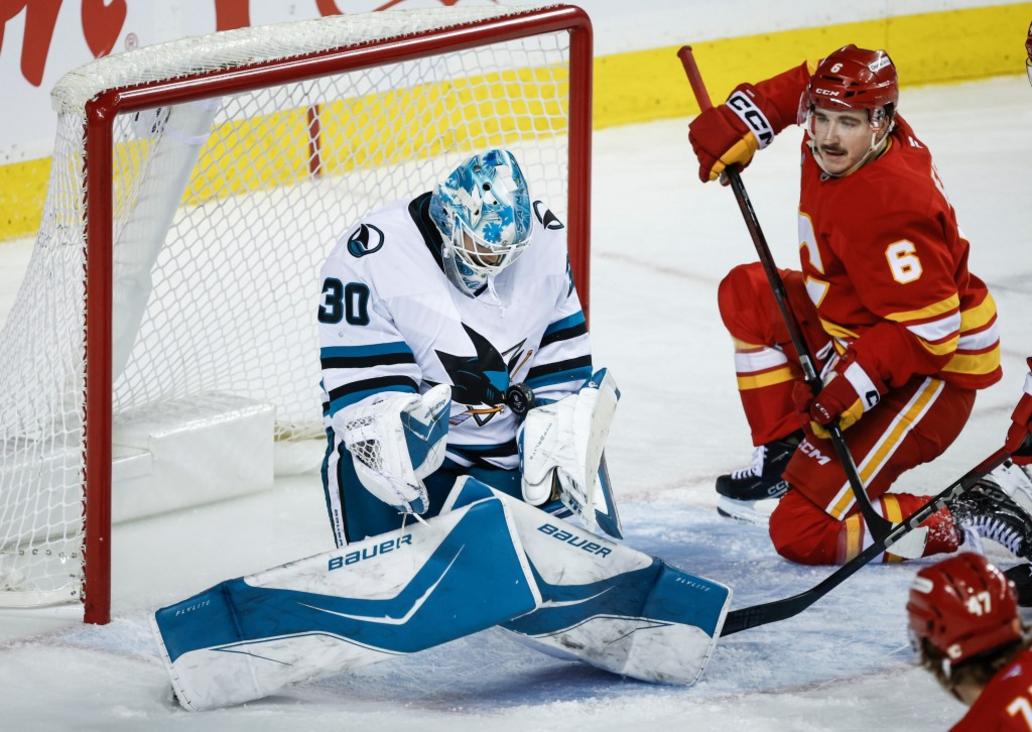 Trận thua thảm hại của San Jose Sharks trước Calgary Flames làm dấy lên báo động khi chuyến đi xa nhà sắp kết thúc 1 BNG Z SHARKS 1113 7